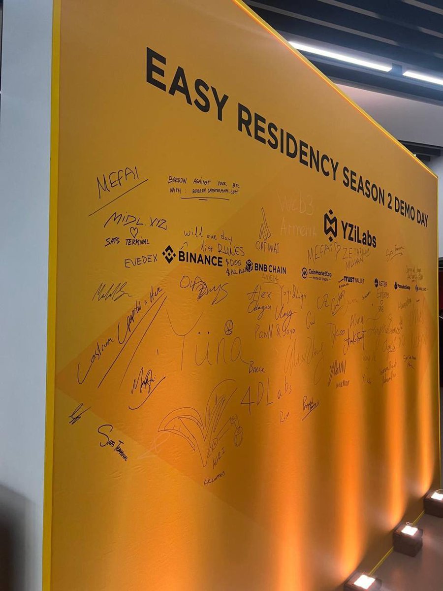 yunaintern's tweet image. I’m in Dubai for #BinanceBlockchainWeek, and the energy here feels nothing like a bear market.

While walking through the expo area, I suddenly heard a familiar voice: Richard Teng.

I asked to him for a picture, and I was surprised by how kind he was.

As I visit the different…