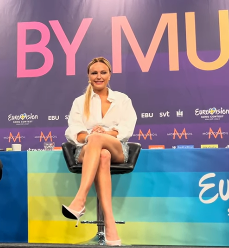 #MercrediMood
Host’s Press Conference | Eurovision 2024  
The ##MalinMalmöMoments 
Of course, Sharon Stone wasn't there but Malin reminded me a little of her in Basic Instinct)
She's always so nice and smart, an intelligent and articulate beautiful woman😌
youtube.com/watch?v=IOCedM…