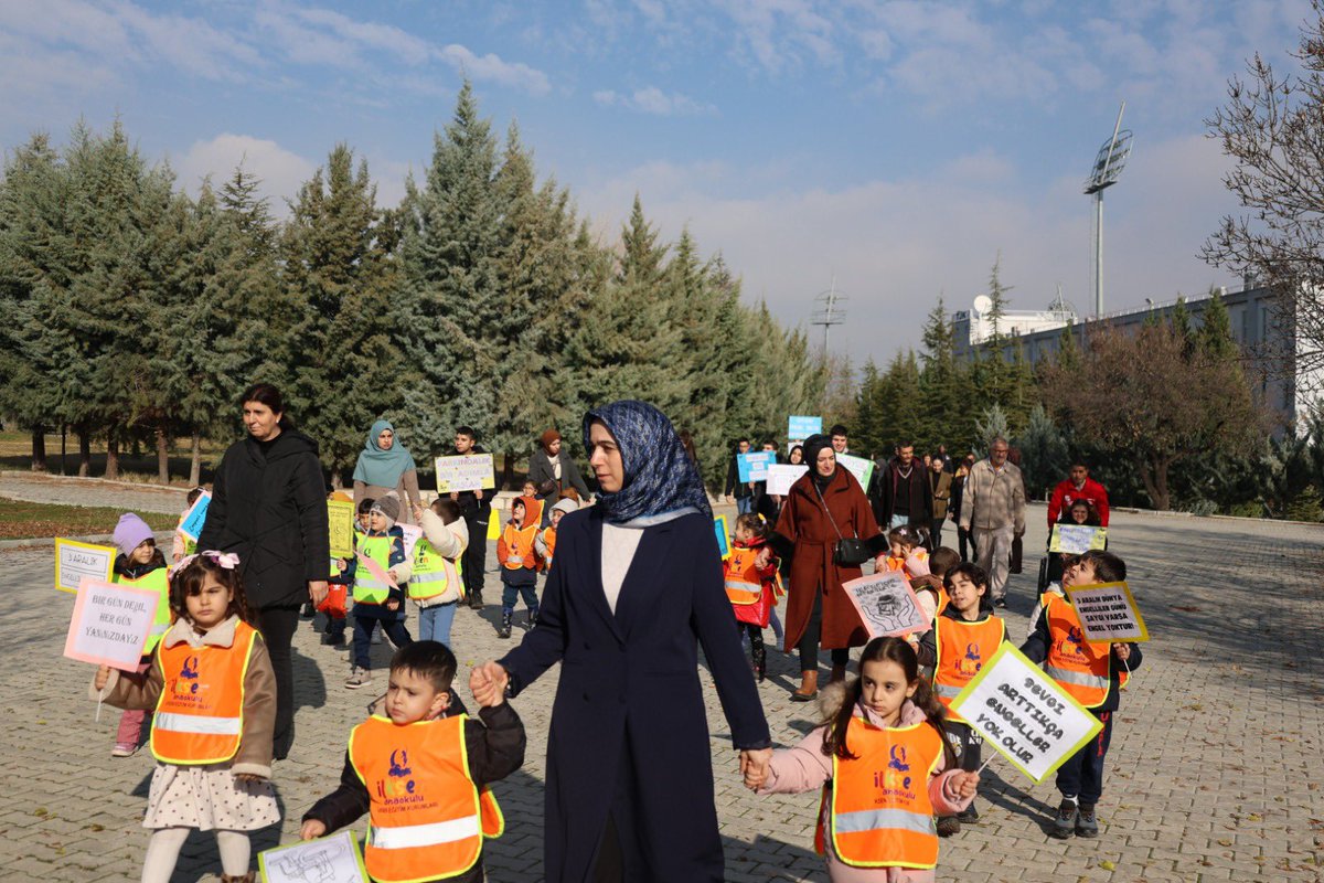 1-Milli Eğitim Müdürümüz Beraat ŞAHİN, Hipodrom Müdürü Muhammet DEMİRÇELİK ile birlikte Elazığ Hipodromu’nda 3 Aralık Dünya Engelliler Günü’nde düzenlenen etkinliklere katıldı. 
<a href="/tcmeb/">Millî Eğitim Bakanlığı</a> <a href="/Yusuf__Tekin/">Yusuf Tekin</a> <a href="/numanhatipoglu/">Numan Hatipoğlu</a> <a href="/SahinBeraat/">Beraat Şahin</a>