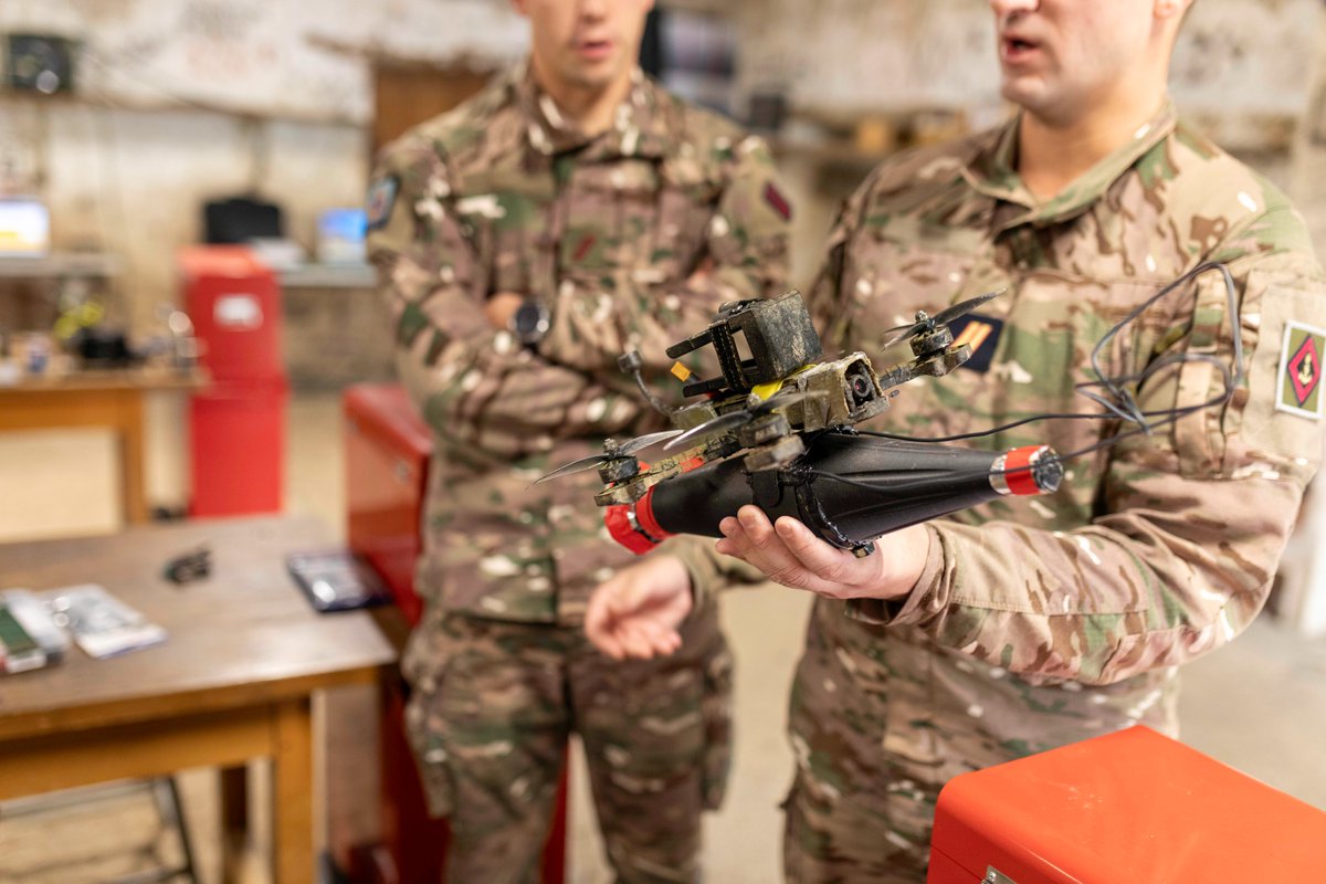 9_BIMa_AdT's tweet image. DRONES | La 9 poursuit sa montée en puissance:
➡️ 10 nouveaux pilotes drones FPV formés au CETD de Montmorillon.
➡️ Un mois de formation : simulateur, montage, manœuvre tactique.
Des outils peu coûteux, efficaces et rapidement opérationnels pour être prêts.
#InnovationDéfense✈️