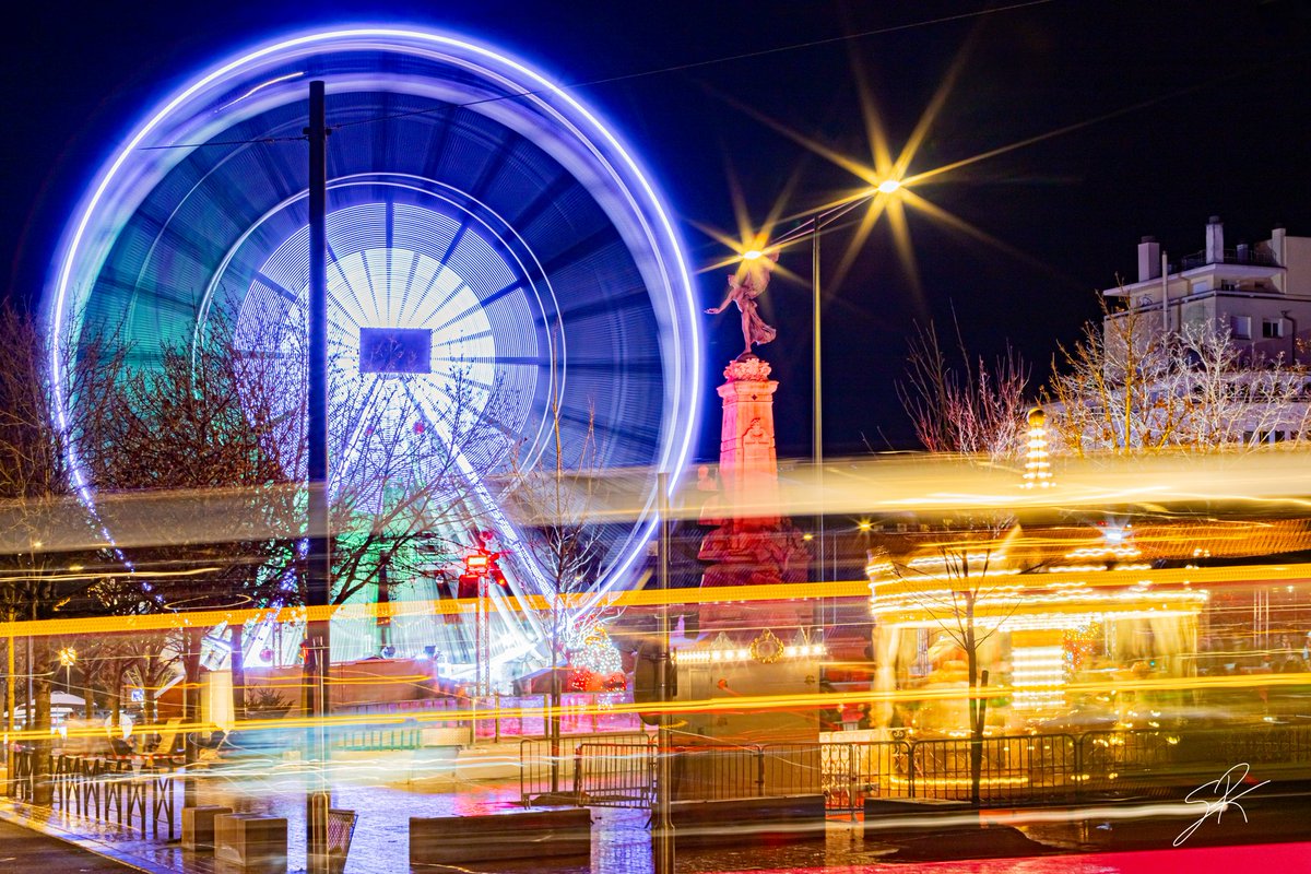 Série "Féeries de Noël" Dijon Cinétique : Triple Mouvement de Lumière

Magnifique souvenir de 2021 où l'inspiration du triple mouvement a demandé du temps à patienter dans le froid pour la réaliser. 

#dijon #dijonmaville #photosdenuit #diviamobilités #noel #MagnifiqueFrance