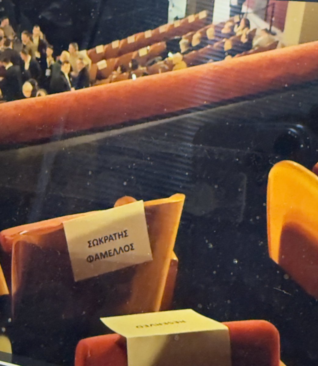 ni_pana's tweet photo. Στον… εξώστη ο Φάμελλος πρωτοφανής υποβάθμιση του προέδρου του ΣΥΡΙΖΑ.  Στην παρουσίαση της Ιθάκης ο Τσίπρας πήρε τη σκηνή. Ο Φάμελλος πήρε… τον εξώστη. Και μετά αναρωτιούνται γιατί ο ΣΥΡΙΖΑ διαλύεται. Κομπάρσοι οι βουλευτές του ΣΥΡΙΖΑ που δεν θέλει- δήθεν – ο Τσίπρας. Μαζεύτηκε ο παλιός ΣΥΡΙΖΑ για να μας πουν για το νέο… άλλαξε ο Μανωλιός…