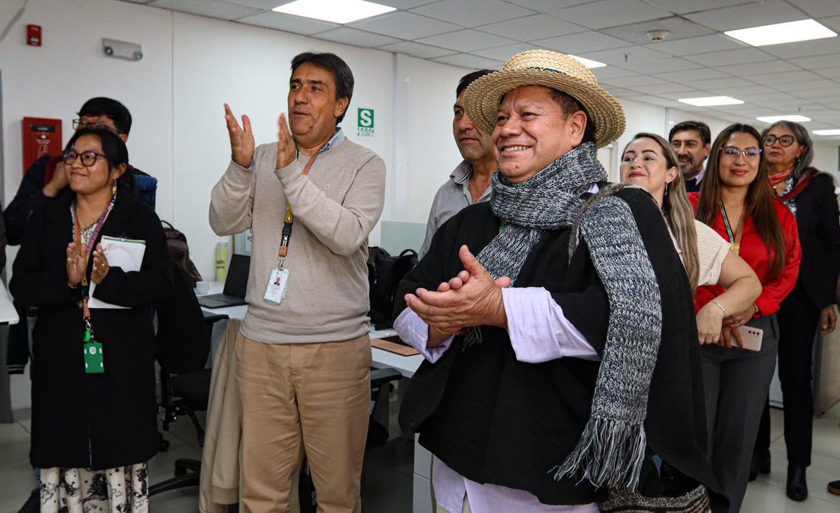 El director general de la #URT, mayor Giovani Yule, visitó al equipo de la Dirección de Asuntos Étnicos y celebró, junto a la directora Enelia Salinas Chivatá, el cumplimiento de la meta del proyecto de inversión 2025.

La DAE completó ayer 116 demandas radicadas ante los jueces