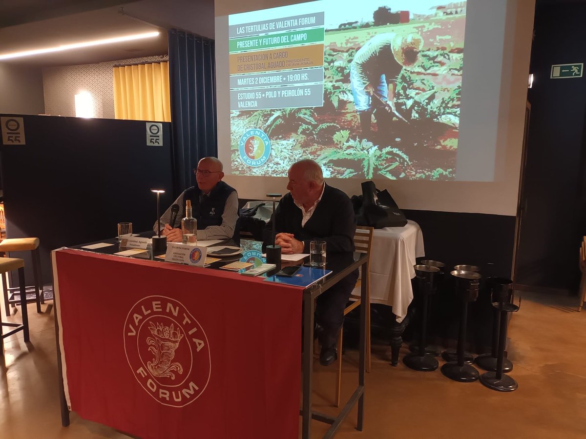📷 Imágenes del coloquio con Cristóbal Aguado, presidente de AVA- ASAJA.
➡️ Analizamos la preocupante situación del campo nacional
🔥 Una jornada intensa de debate y una llamada al activismo y movilización porque no queremos llorar por una tierra que muere, si no luchar por ella
