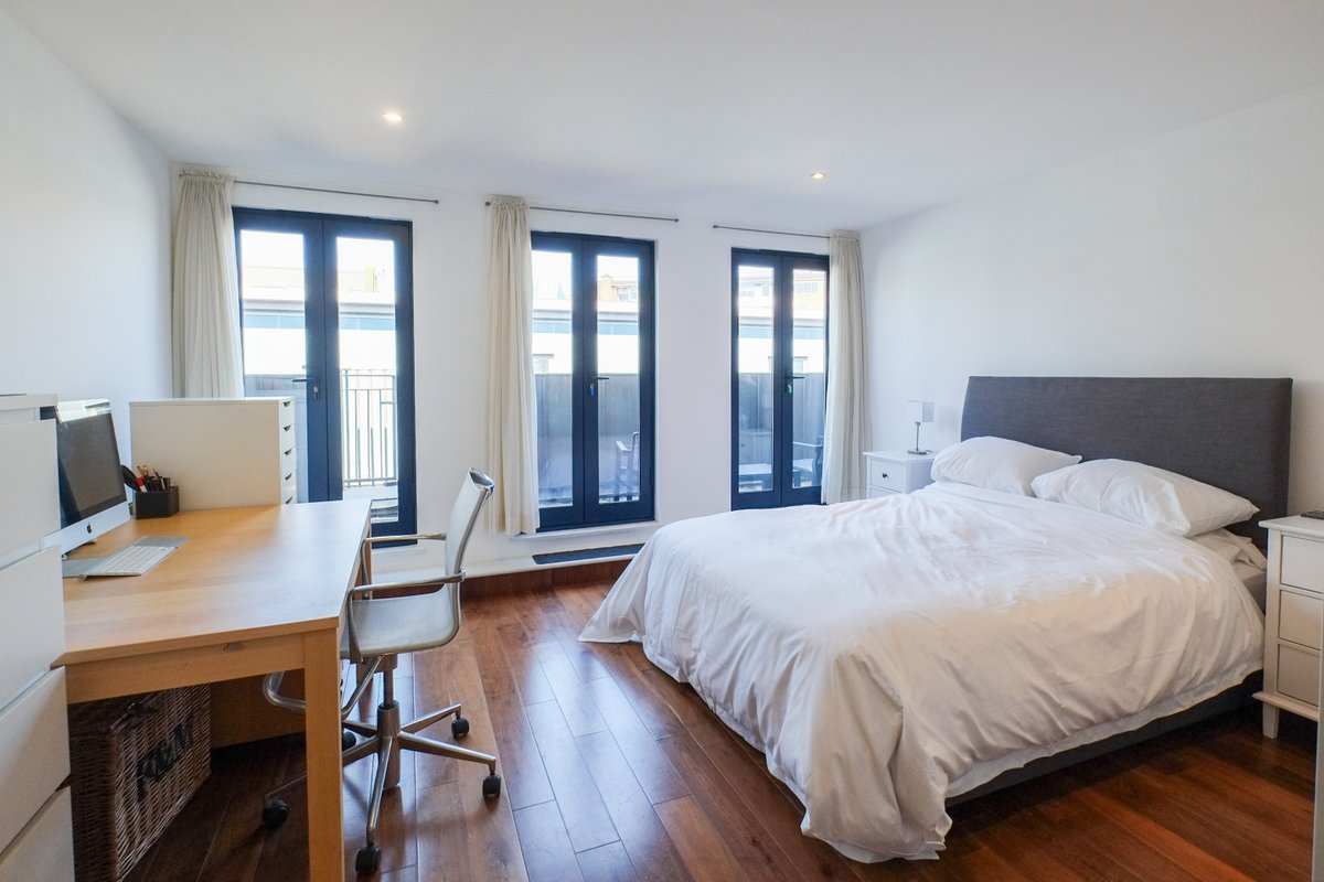 DoctorinthHouse's tweet photo. Looking for somewhere to stay near Guy's Hospital? This spacious and modern apartment is just a stone’s throw from #LondonBridge Station, and in the heart of London’s central Zone 1. Find out more via the link: https://t.co/SK1af2vjwg

Bermondsey Street, London SE1 https://t.co/q0mEnY1u0a