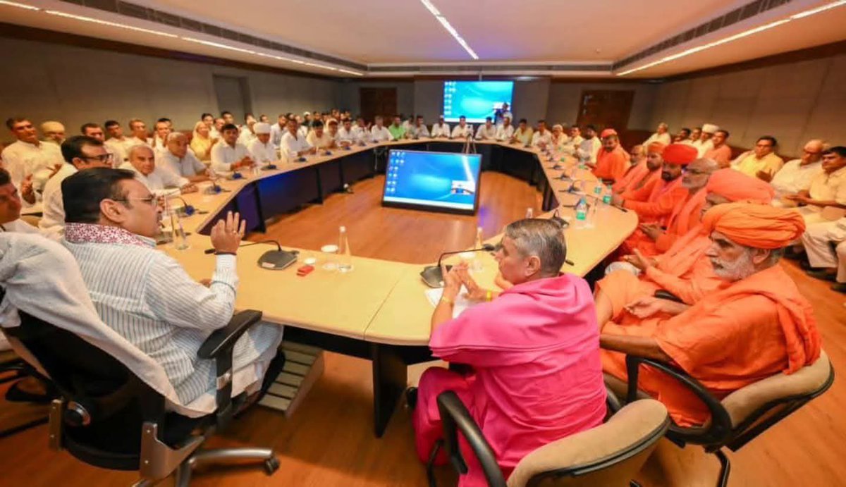 godaraarvind7's tweet image. साल 2023 में बिश्नोई समाज ने राजस्थान सरकार से खेजड़ली शहीदी स्थल के पास खेजड़ी के कटान पर कड़ा कानून बनाने की मांग की थी। उस समय तय हुआ था कि एक खेजड़ी काटने पर 10 लाख रुपए जुर्माना + 5 साल की जेल होगी। लेकिन अभी जो नया कानून आया है, उसमें सिर्फ़ 1000 रुपए जुर्माना और कोई जेल की…