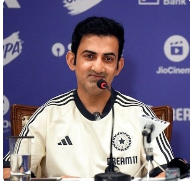 mr_pathakshiv's tweet image. #INDvSA
इतिहास गवाह है जहाँ-जहाँ राजनीति घुसी है वहाँ-वहाँ बर्बादी हुई है। कुछ वही हो रहा है भारतीय टीम के साथ।
साउथ अफ़्रीका जैसी टीम घर में घुसकर रेल रही है। ये मीटिंग-मीटिंग खेलने की धमकी देते हैं। सब कुछ सही चल रहा था। पूरी दुनिया इंडिया टीम का डंका बज रहा था। बर्बाद कर दिया…