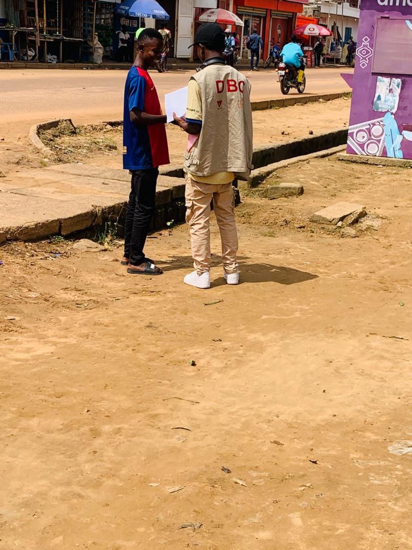 exode25475's tweet photo. La sensibilisation s’est poursuivie le long de la route WAMBA, où les riverains ont reçu des messages sur la PF, les VBG, hygiène menstruelle et des préservatifs ont été distribués.
#MajKwilu #ABEFND #UNFPA #BilengeTousPepeleNaPF 💥 https://t.co/8N1QLwHBo3