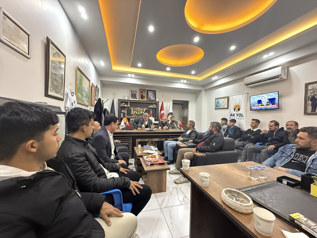 yusufaslan_02's tweet image. Bu akşam, Ak Yol Derneği Yönetim Kurulu toplantımızı gerçekleştirdik.
Topluluğumuzun geleceğine yön veren, halkımızın sorunlarını dinleyen ve çözüm üretmeyi kendine görev edinen bir anlayışla bir araya geldik.

Toplantımızda, hem devam eden çalışmalarımızı değerlendirdik hem de…