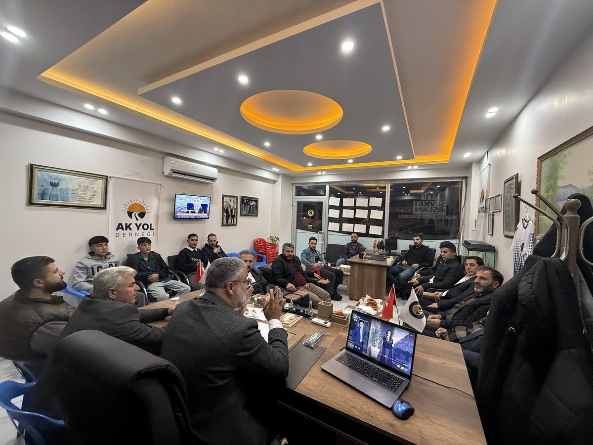 yusufaslan_02's tweet image. Bu akşam, Ak Yol Derneği Yönetim Kurulu toplantımızı gerçekleştirdik.
Topluluğumuzun geleceğine yön veren, halkımızın sorunlarını dinleyen ve çözüm üretmeyi kendine görev edinen bir anlayışla bir araya geldik.

Toplantımızda, hem devam eden çalışmalarımızı değerlendirdik hem de…