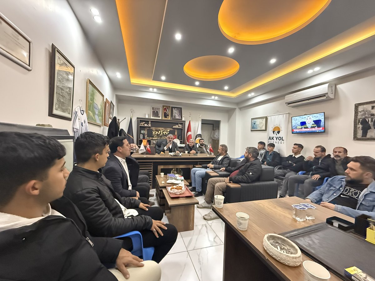 yusufaslan_02's tweet image. Bu akşam, Ak Yol Derneği Yönetim Kurulu toplantımızı gerçekleştirdik.
Topluluğumuzun geleceğine yön veren, halkımızın sorunlarını dinleyen ve çözüm üretmeyi kendine görev edinen bir anlayışla bir araya geldik.

Toplantımızda, hem devam eden çalışmalarımızı değerlendirdik hem de…