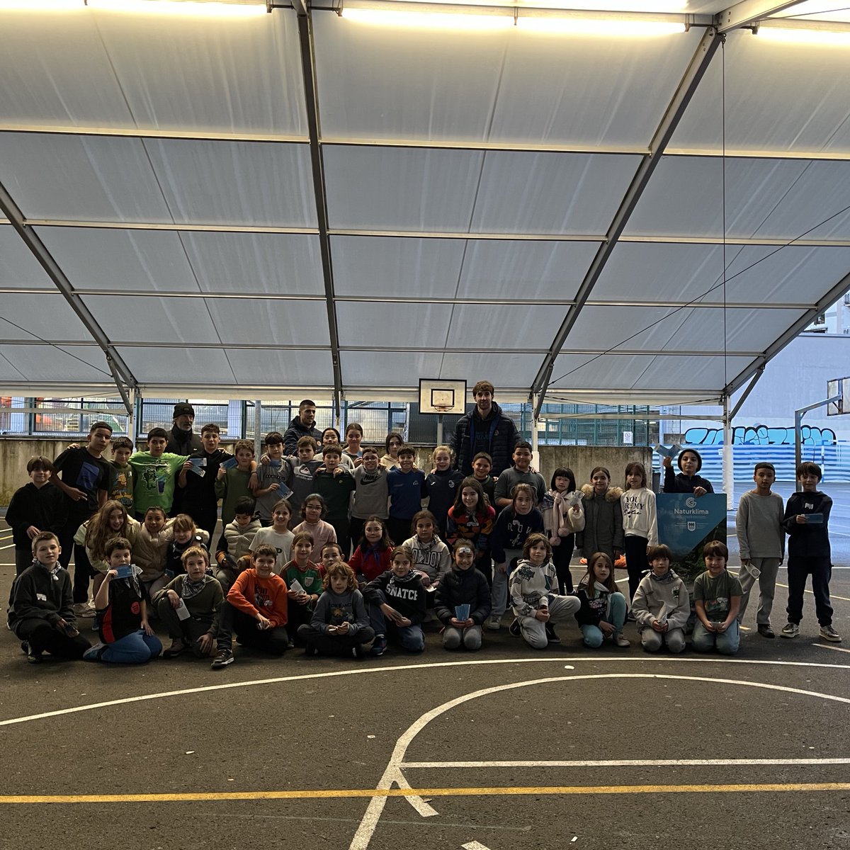 Pozik eta ilusioz bisitatu dugu Zuhaizti eskola Inveready Gipuzkoa Basketeko jokalariekin batera. 

Helburua argi: 𝐤𝐢𝐫𝐨𝐥𝐚 𝐬𝐮𝐬𝐭𝐚𝐭𝐮 𝐞𝐭𝐚 𝐠𝐚𝐳𝐭𝐞𝐚𝐤 𝐦𝐨𝐭𝐢𝐛𝐚𝐭𝐮! 🏀✨