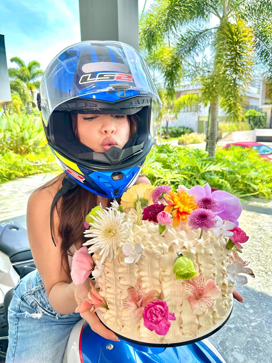 juliette's tweet image. Feliz 18 anos 🤍