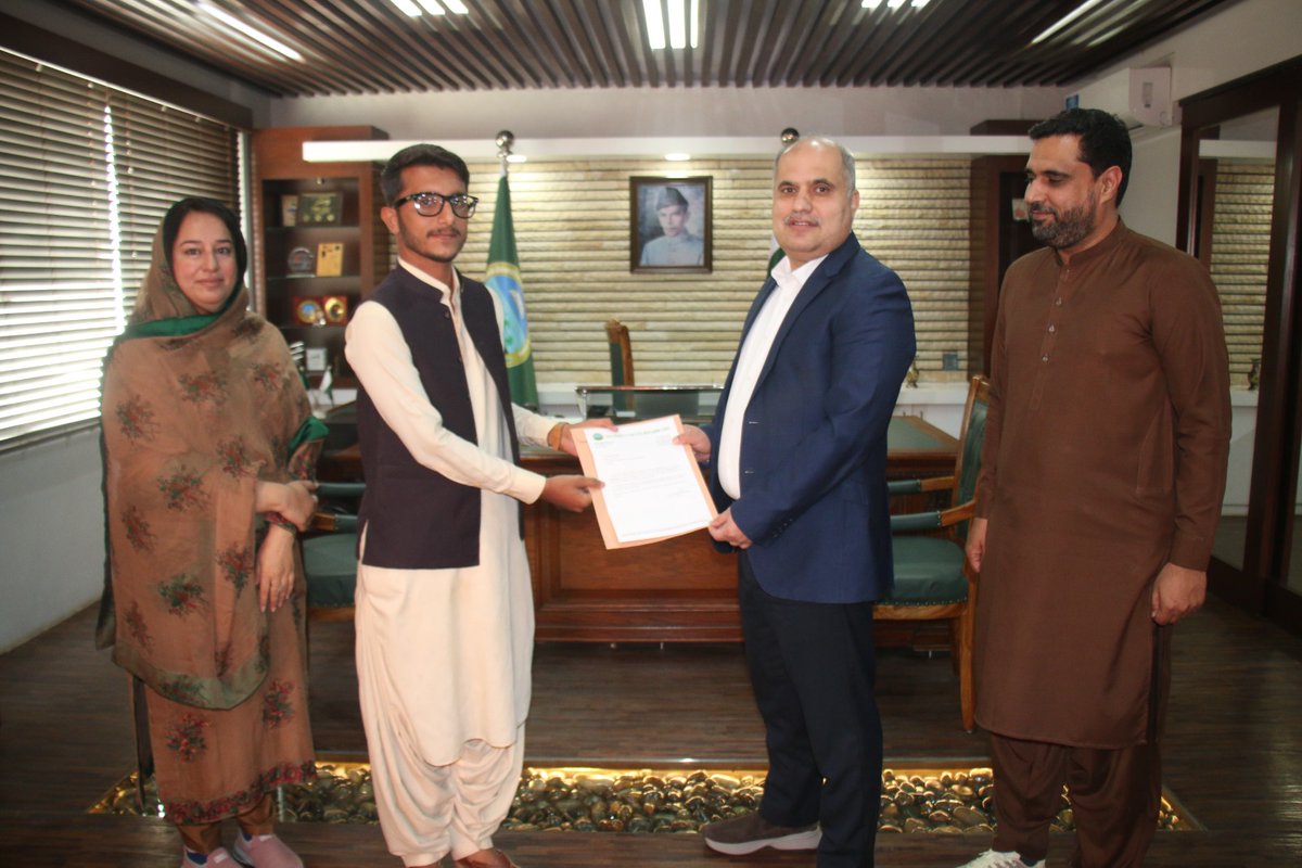 لسبیلہ یونیورسٹی اف ایگریکلچر واٹر اینڈ میرین سائنسز کے  وائس چانسلر پروفیسر ڈاکٹر عبدالمالک ترین نے لوامز میڈیا سیل کے لیے رضاکارانہ طور پر کام کرنے والے طلبا فراز احمد فواد اور شاہ فیصل کو تعریفی سند پیش کی ۔