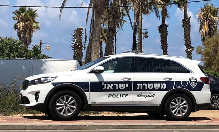 מוסר השכל.
אבו מאג'ד התקשר למשטרה:
תשלחו ניידת, מנסים לגנוב לי את הרכב.
המשטרה: מצטערים. אין ניידת פנויה.
אחרי 5 דקות הוא התקשר שוב: יריתי בפורץ.
הגיעו אמבולנס. 5 ניידות ומז''פ. עצרו את הפורץ בריא ושלם.
השוטר: למה לשקר? אמרת שירית בו.
אבו מאג׳ד: למה לשקר? אמרת שאין ניידות.