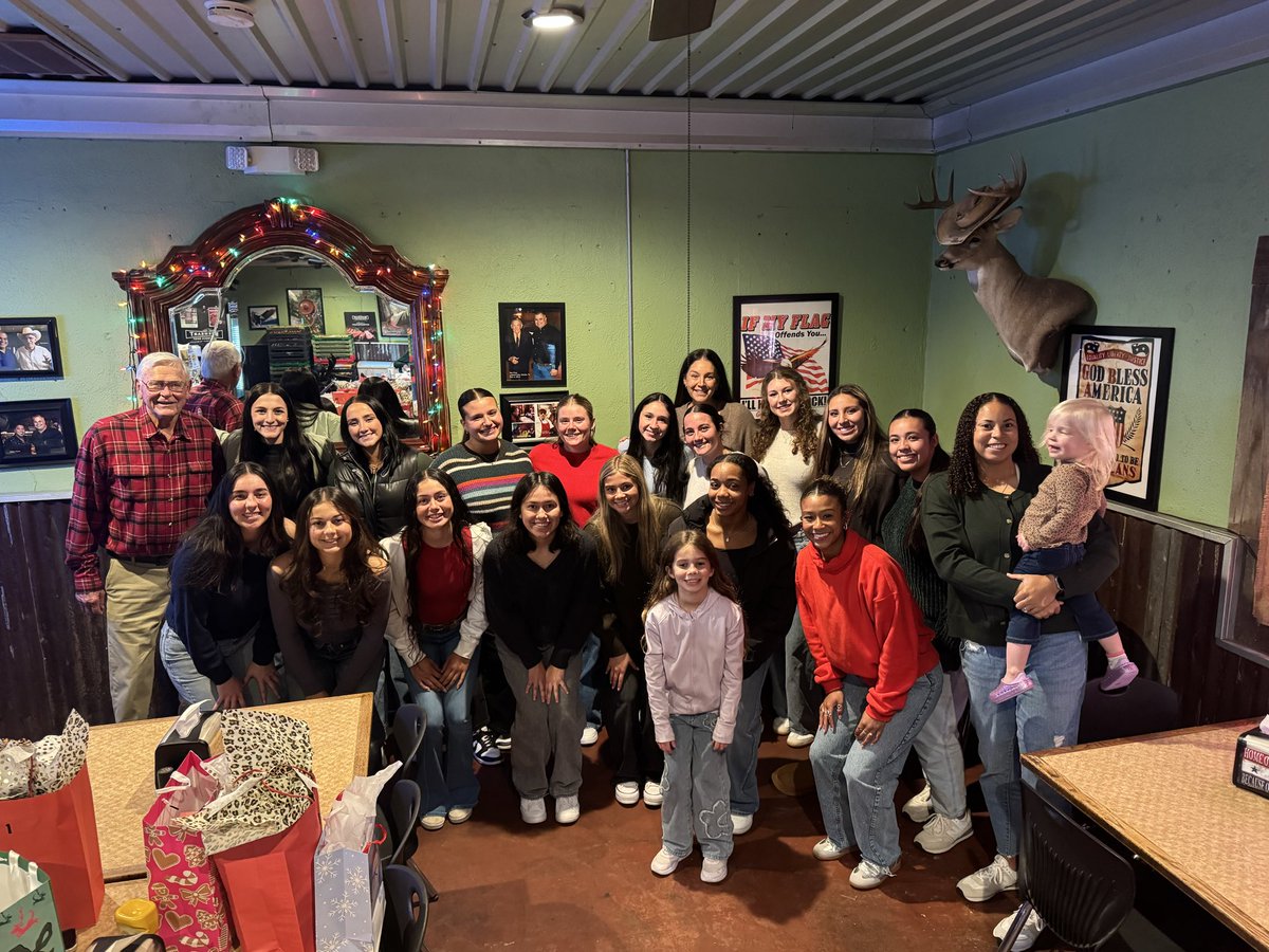 SoftballTemple's tweet image. Celebrating each other! 🎄#YahLeps