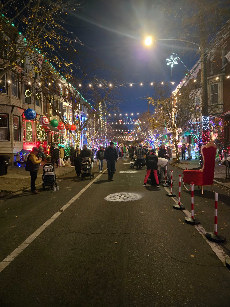 Savannah_0611's tweet image. #AlphabetChallenge #WeekWforWindows...also for #WhateverWednesday...or it could a contribution for a festive photos, a perspective shot, something with leading lines, an image captured at night, etc. Feel free to post whatever you wish! :)