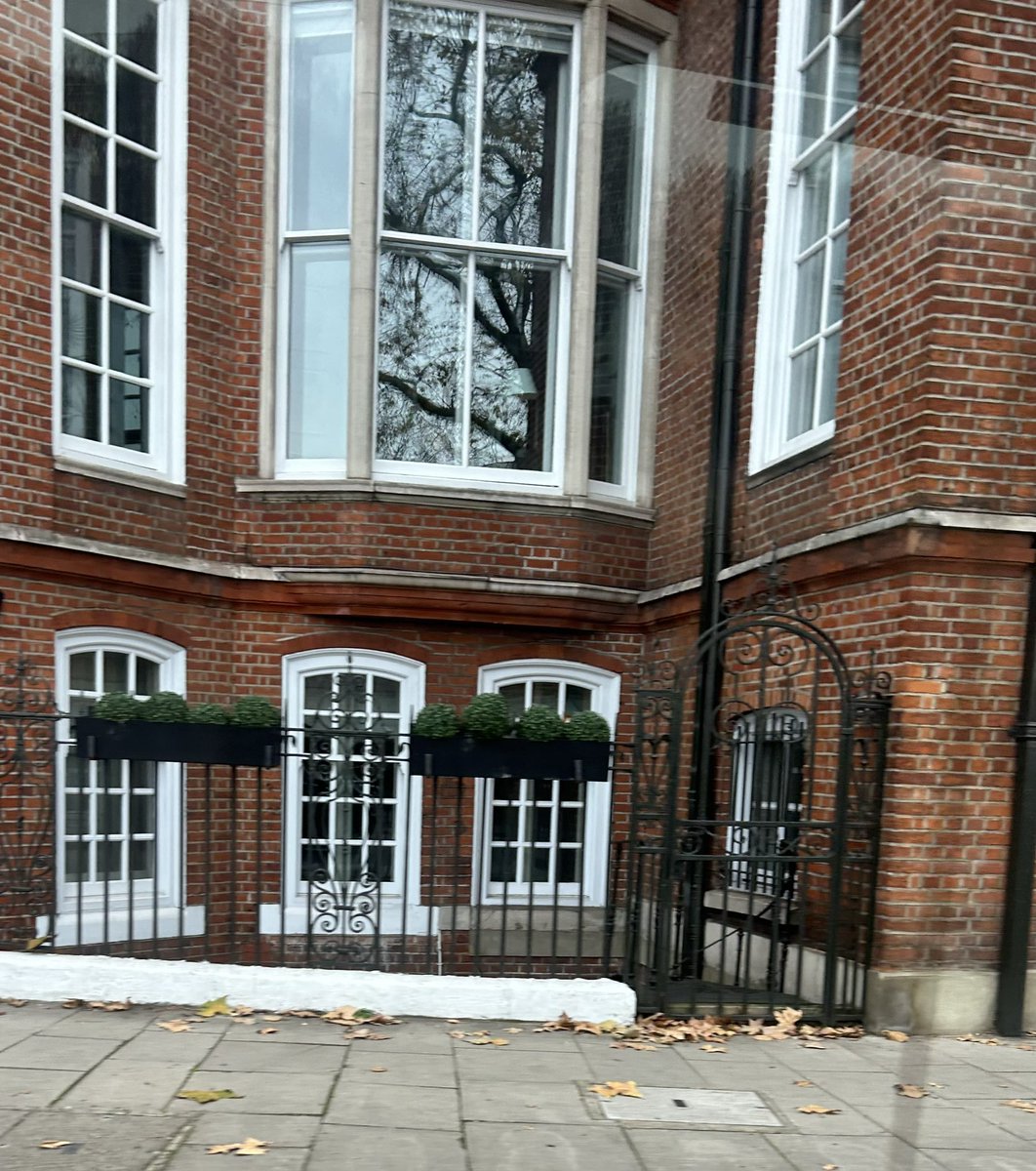 LoveOfGates's tweet image. The eyebrows have slipped on today’s face…sorry windows for @sheenz_m_ #AlphabetChallenge #WeekWforWindows #lovegates