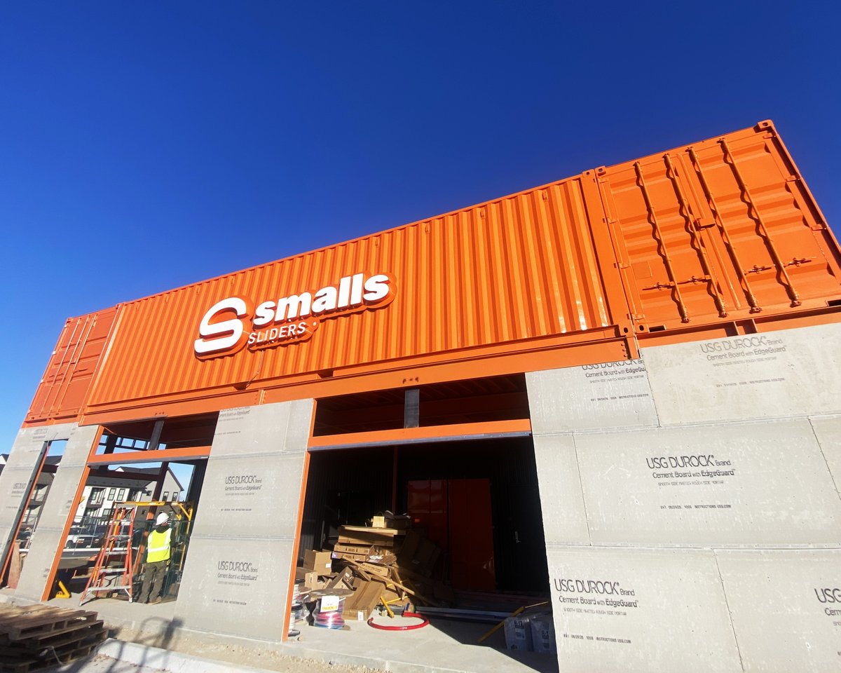 BSCSigns's tweet image. New front-lit sign install for Smalls Sliders 🍊🔥
 Clean fit, bright finish, solid work from the crew.

#BSCSigns #SmallsSliders #SignInstall #FrontLitSign