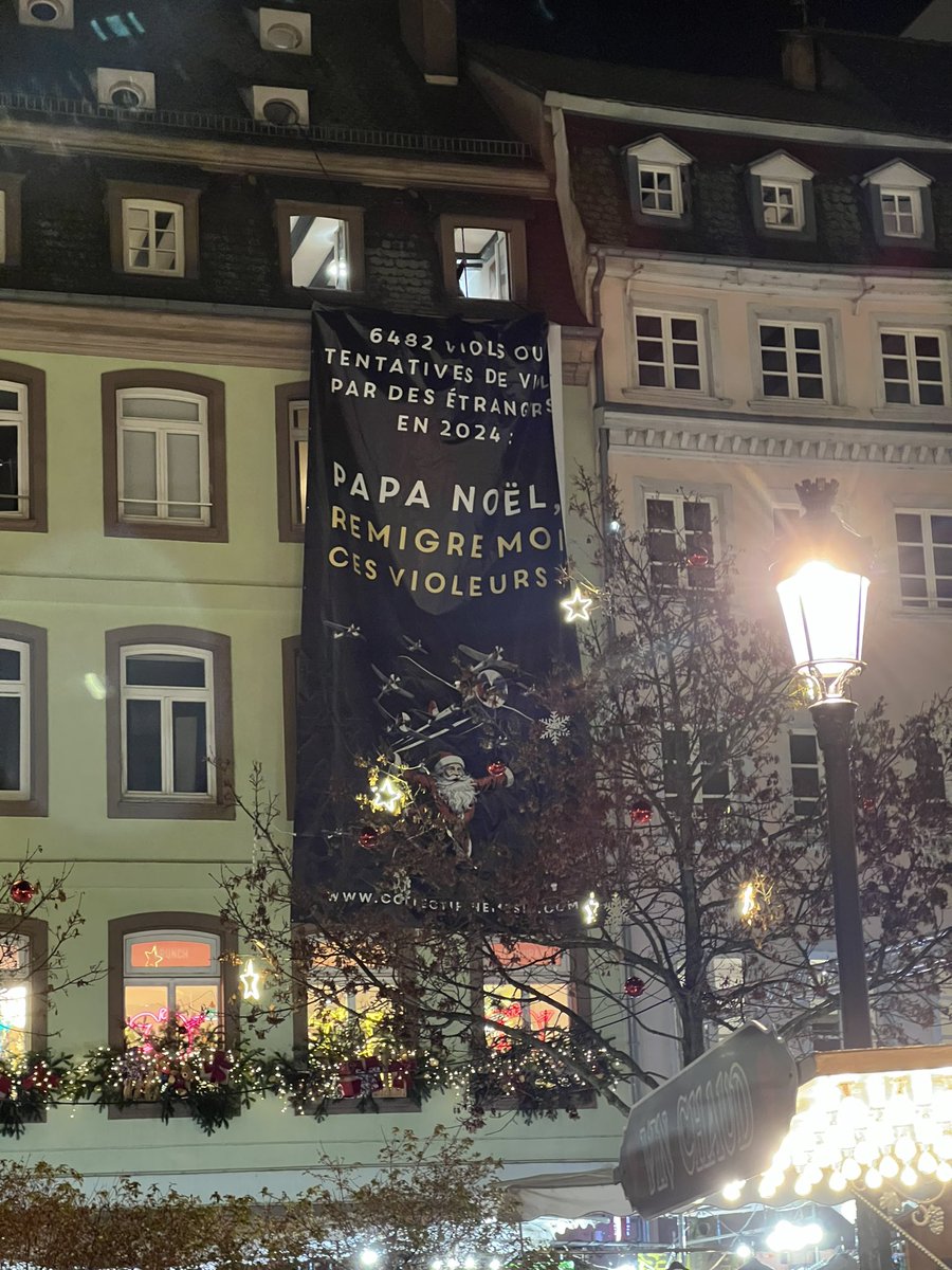 Ligne__Droite's tweet image. 🔴⚡️ [EXCLU LD] Le @Coll_Nemesis déploie une banderole au marché de Noël de Strasbourg : « 6482 viols ou tentatives de viols par des étrangers en 2024 : Papa Noël, remigre-moi ces violeurs ! »