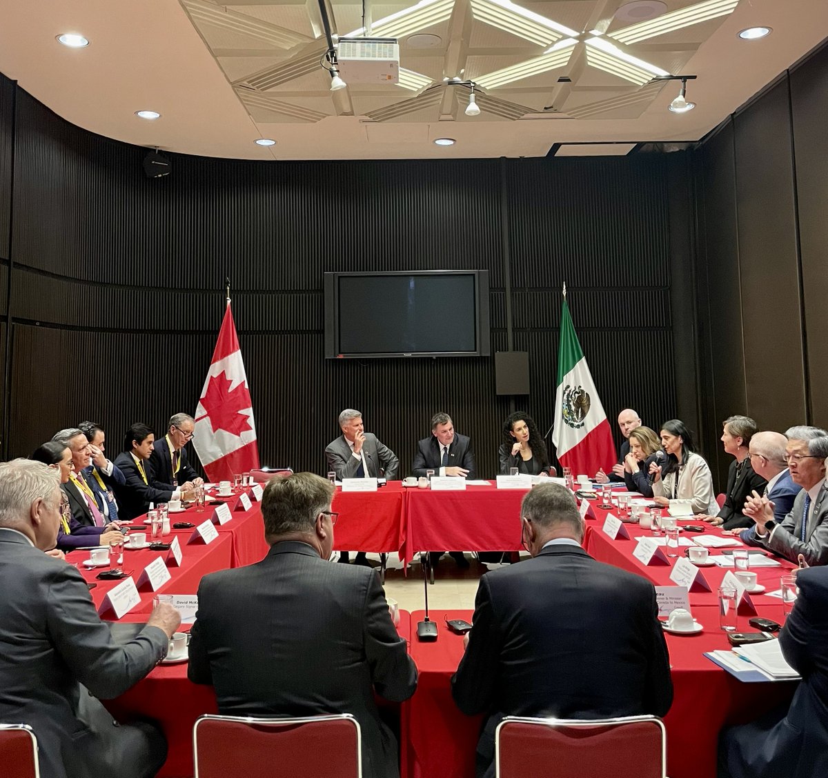 RachelBendayan's tweet image. I’m in Mexico with Minister Dominic LeBlanc as we work to deepen Canada–Mexico trade and diplomatic ties. 

We’re meeting with Mexican government counterparts and leading industry partners to advance shared prosperity for workers and businesses in both our countries. 🇨🇦🇲🇽