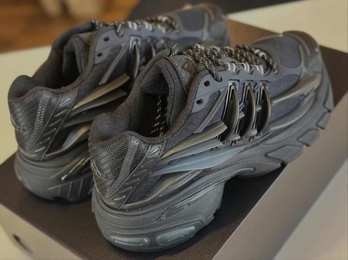 Pharrell x adidas『Adistar Jellyfish “Triple Black”』が