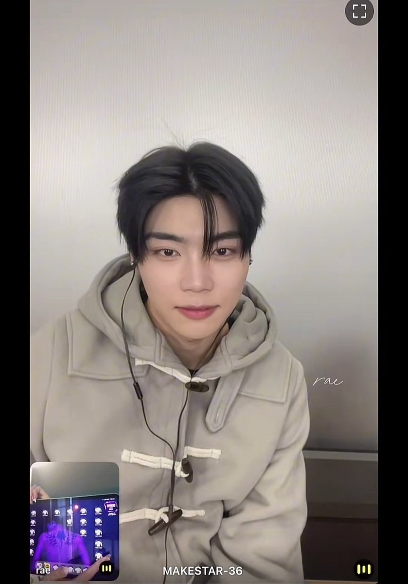 pgw_nation's tweet image. Omg op pretending to ask Gunwook's opinion on which HK concert zone is better by showing her tab nonchalant with the shirtless wallpaper and swiping through all those shirtless pic in between 🤣🤣🤣 This is so funny 
🔗  xhslink.com/o/2kBawvZvVDA