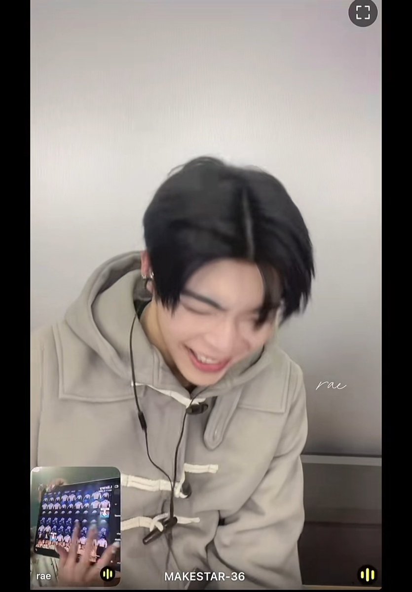 pgw_nation's tweet image. Omg op pretending to ask Gunwook's opinion on which HK concert zone is better by showing her tab nonchalant with the shirtless wallpaper and swiping through all those shirtless pic in between 🤣🤣🤣 This is so funny 
🔗  xhslink.com/o/2kBawvZvVDA