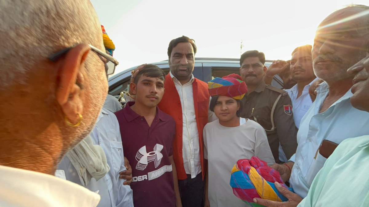 office_hb's tweet image. आज जोधपुर से बिलाड़ा जाते समय बीनावास में स्थानीय नागरिकों,पार्टी परिवार के सदस्यों ने RLP के राष्ट्रीय अध्यक्ष व नागौर सांसद श्री हनुमान बेनीवाल जी का स्वागत किया |
@hanumanbeniwal