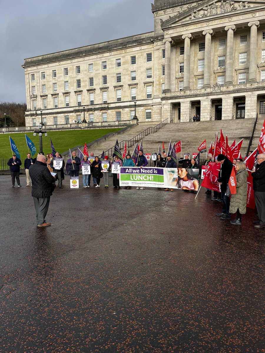UniteunionNI's tweet image. Education workers gathered at Stormont earlier today to protest the cuts and rising costs for pupils ✊✊