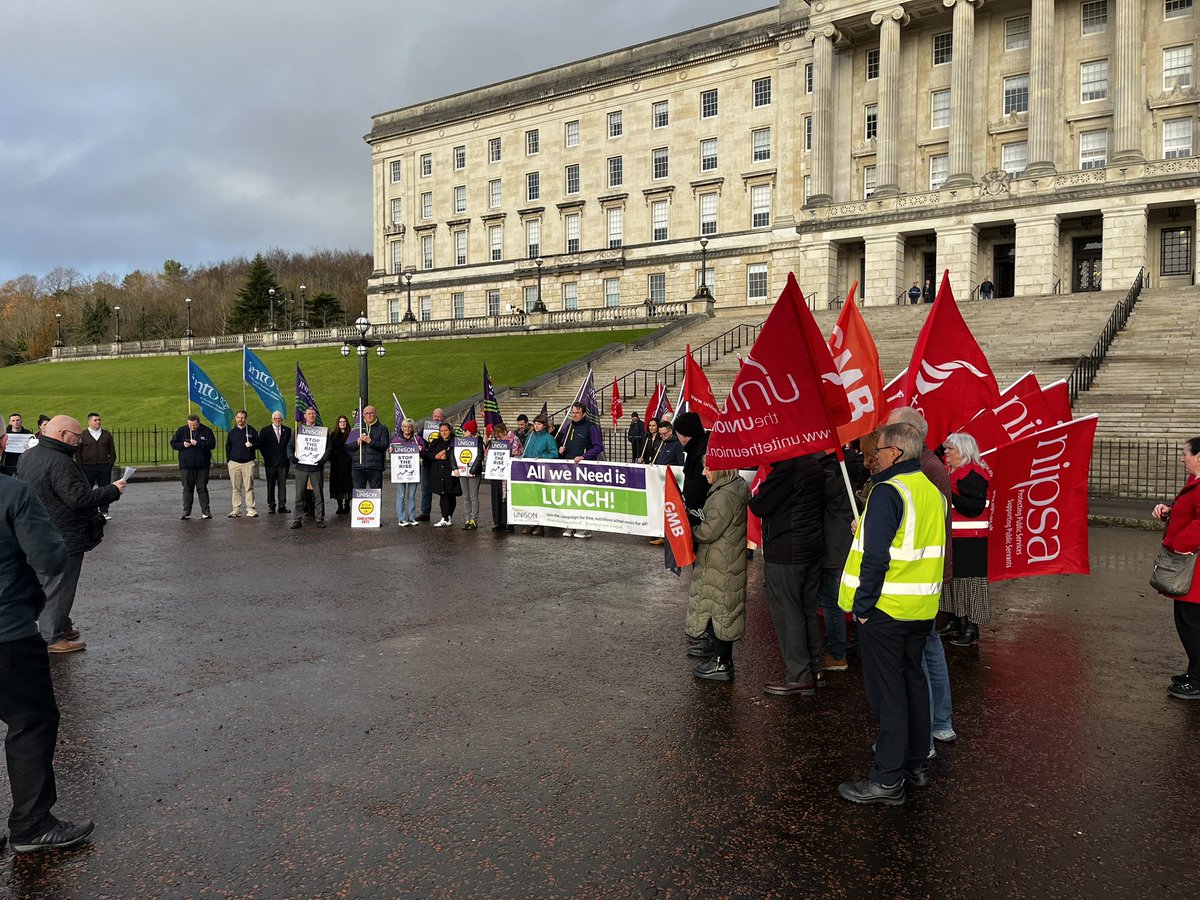 UniteunionNI's tweet image. Education workers gathered at Stormont earlier today to protest the cuts and rising costs for pupils ✊✊