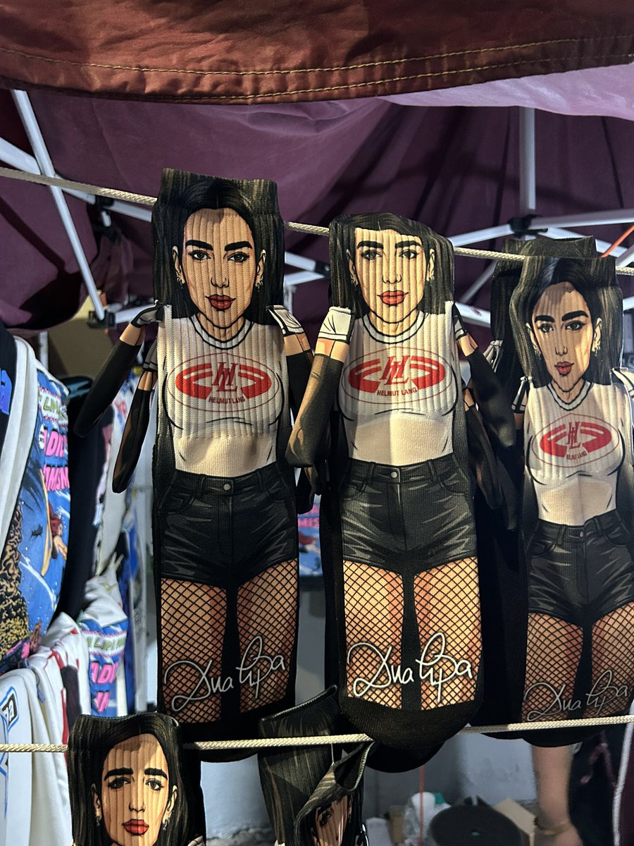 DUAL1PAMEXICO's tweet photo. Dua Lipa compartió la foto de su bailarina con los calcetines de la merch que venden afuera del Estadio GNP en México 🇲🇽 https://t.co/lnSCGYMtH4