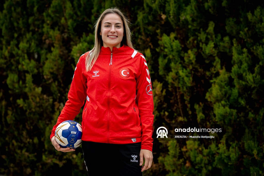 A Milli Kadın Hentbol Takımı Başantrenörü David Ginesta Montes ile milli hentbolcular Nurceren Akgün Göktepe,Edanur Burhan,Gülcan Tügel ve Sinem Vatan Güney,İslami Dayanışma Oyunları'nın ardından THF'nin Ankara'daki merkezinde başladıkları kampta antrenman açıklamalarda bulundu.