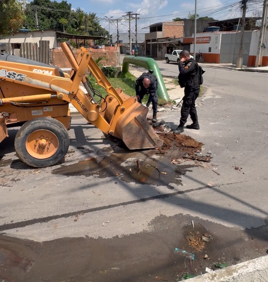 PMERJ's tweet photo. Dando continuidade a Operação Barricada Zero, hoje, equipes do #15BPM, atuam na área de Campos Elíseos, intensificando a remoção de #barricadas. https://t.co/eH8vRI9bCF