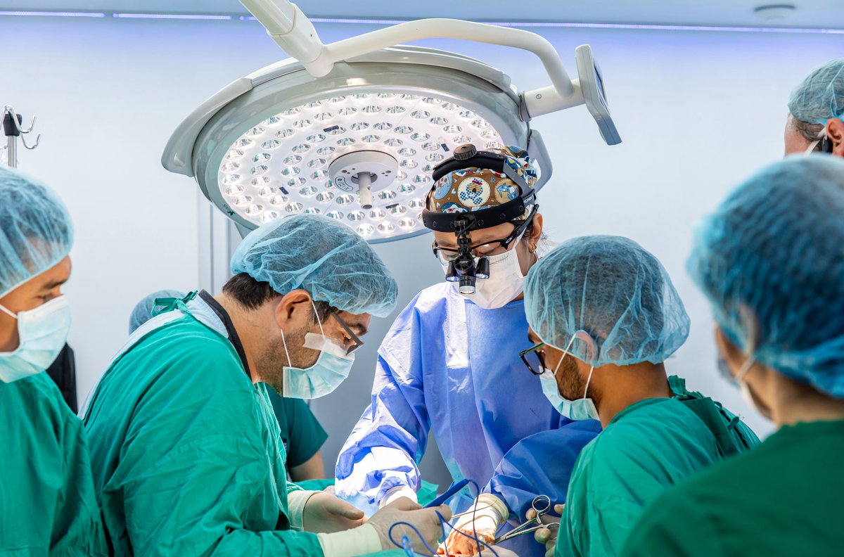 MilenaMayorga's tweet photo. Un grupo de médicos de la prestigiosa Cleveland Clinic de Ohio se encuentra en el país, realizando una misión humanitaria en el Hospital Zacamil, para hacer cirugías reconstructivas faciales gratuitas. 

Esta es la sexta misión que coordinamos para beneficiar a salvadoreños en la red nacional de salud, como parte del trabajo de cooperación que realizamos en EE.UU. 🇸🇻🤝🏼🇺🇸