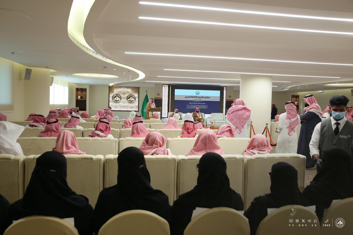 الرئاسة العامة لـ #هيئة_الأمر_بالمعروف والنهي عن المنكر تكرِّم منسوبيها المتقاعدين.

pv.gov.sa/news/Pages/NN1…