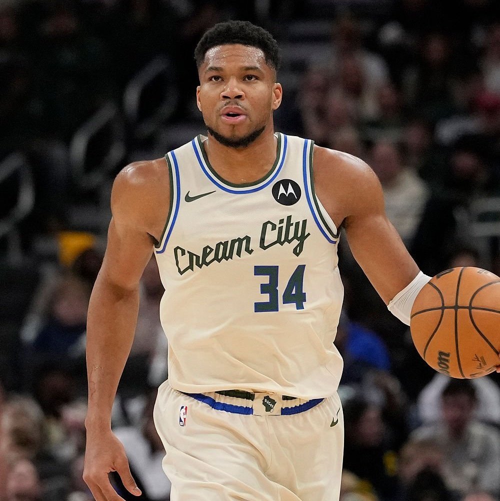 NBAdabad's tweet photo. 🚨 URGENTE:

Giannis Antetokounmpo pediu pra ser trocado há algum tempo.

Porém, ele se comprometeu a terminar essa temporada com o Milwaukee Bucks.

A diretoria do Bucks ligou pro Knicks e pediu uma proposta, porque Giannis disse que quer jogar em Nova York.

🗞️ @WindhorstESPN https://t.co/KVY0PVwHx9