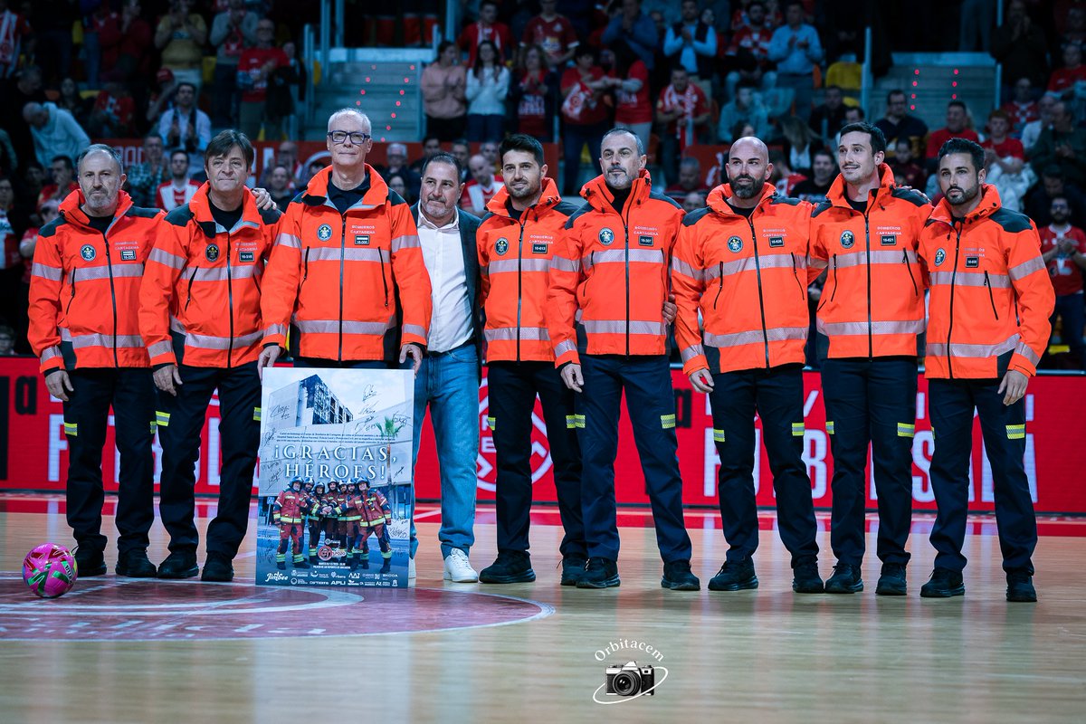 JimbeeCartagena's tweet photo. 𝐂𝐑Ó𝐍𝐈𝐂𝐀 𝐒𝐎𝐂𝐈𝐀𝐋 🙌🏼 | ¡Un derbi social a más no poder!

✅🏟️ Lleno
✅👨🏼‍🚒 Homenaje Bomberos
✅💐 Minuto de silencio abonado 605
✅👦🏻 Partido Benjamín B
✅🖤🤍 FC Cartagena
✅🏫 Alumnos Seguridad ISEN
✅🤝🏼 ACCEM

📰 https://t.co/58HgAALi85

#JimbeeElPozo #PrimeraDivisiónFS https://t.co/Ae0gKA3QMk
