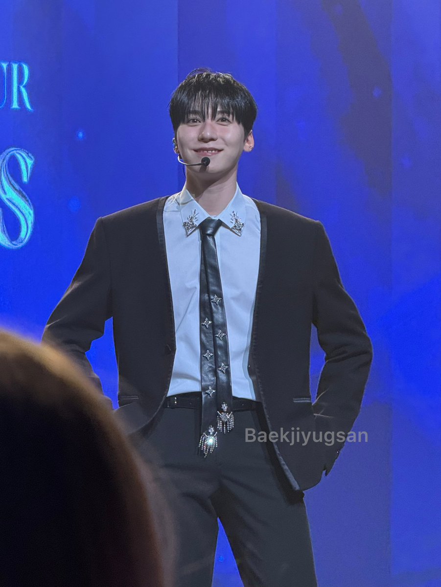 baekjiyugsan's tweet photo. This outfit was everything ๐คญ
#KEONHEE #ONEUS #ONEUSinHelsinki #ONEUSinEurope #oneusconcert @official_ONEUS https://t.co/J9JyznKyYU