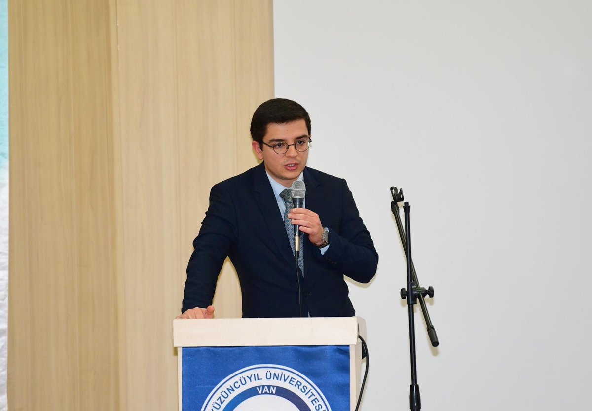 HaberVANYYU's tweet photo. Van Yüzüncü Yıl Üniversitesi Kariyer Uygulama ve Araştırma Merkezi tarafından düzenlenen Kariyer Günleri kapsamında, İktisadi ve İdari Bilimler Fakültesi öğrencilerine  “İdari Hâkimlik Mesleği” konulu bir konferans gerçekleştirildi. Konferansta, idari hâkimlik mesleğinin görev tanımı, sınav süreçleri, kariyer fırsatları ve mesleğin gerektirdiği yetkinlikler detaylı şekilde ele alındı. Öğrencilerin yoğun ilgi gösterdiği program, soru–cevap bölümüyle interaktif bir şekilde devam etti. Program, İİBF Dekanı Prof. Dr. Fevzi Erdoğan’ın, İdari Hakim Feridun YAMAN’a teşekkür belgesi takdim etmesiyle sona erdi.

@hsevli
#KariyerGünleri 
#KAGEM 
#İdariHakimlik 
#KariyerPlanlama 
#YYÜİİBF
#VanYYÜ 
#VanYYÜEtkinlikleri
#VanYüzüncüYılÜniversitesi