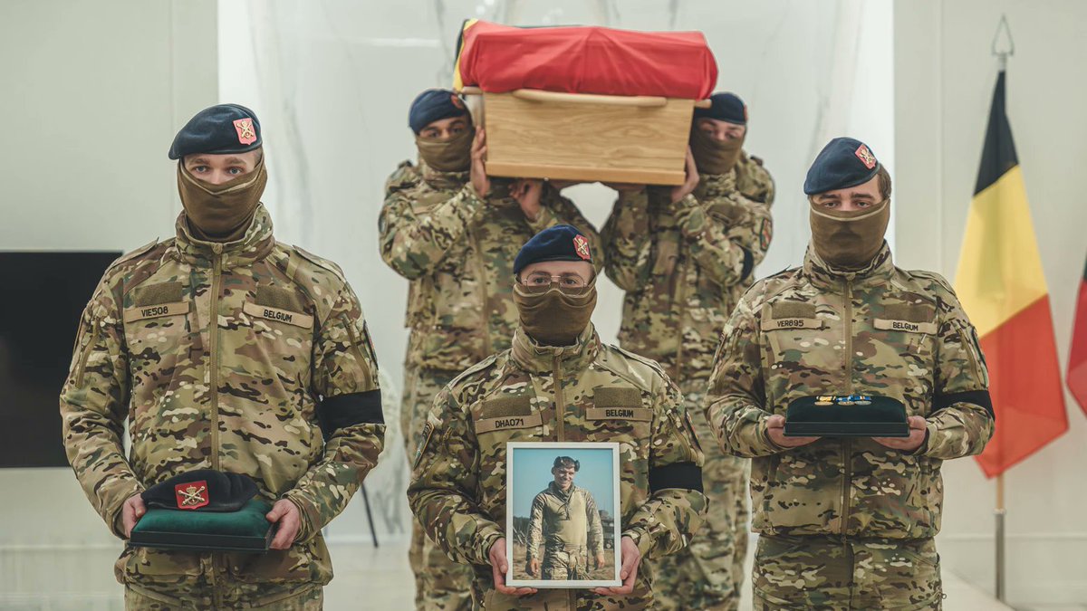 Het lichaam van Danfo Van der Velden is vanmiddag naar België gerepatrieerd. De 22-jarige eerste soldaat overleed op zaterdag 29 november in Litouwen na een ongeval tijdens een mortieroefening, een dag vroeger mil.be/nl/news/eerste…