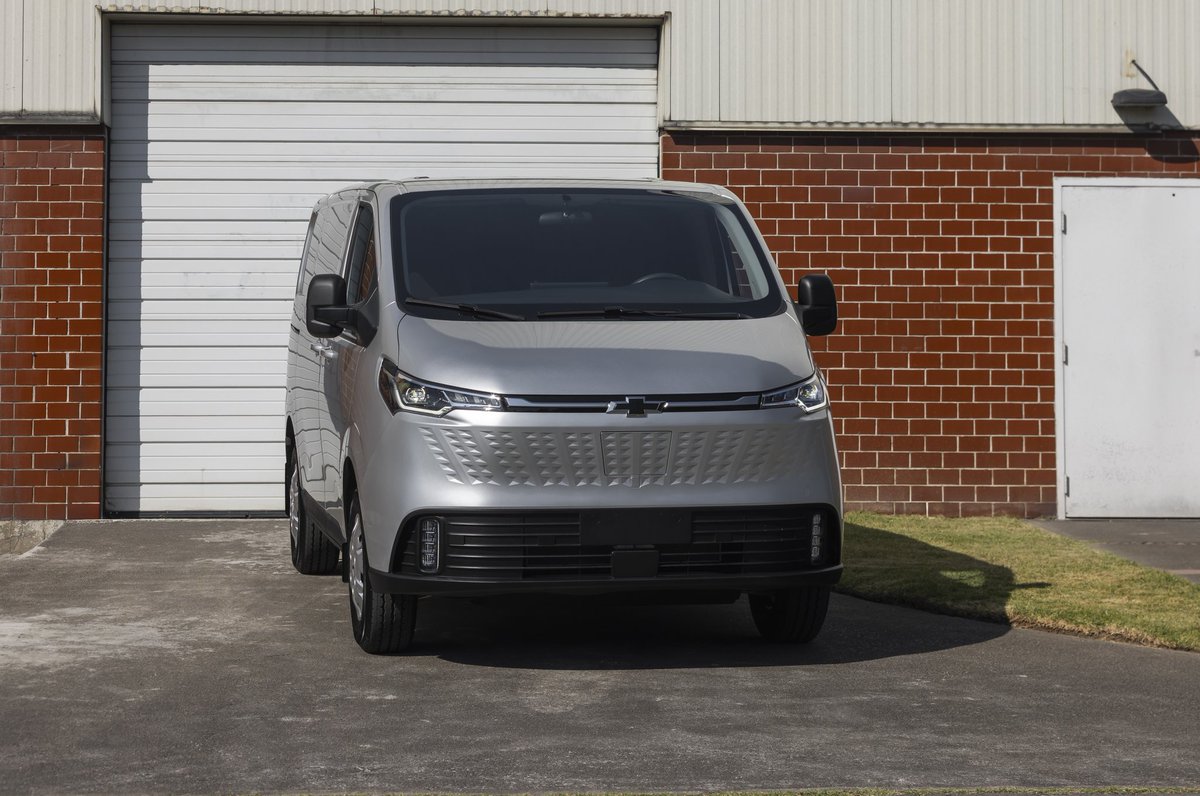 R_Autopolis's tweet photo. @chevrolet anunció la comercialización de la totalmente nueva Express Max EV 2026 en México, una vaneléctrica con un motor eléctrico de 150 kW (204 HP) y  243 lb-pie de toque que otorgan 302 km de autonomía.🚐⚡🌱🌎💡
@ChevroletMexico
@GM https://t.co/Xdef5yOWmv