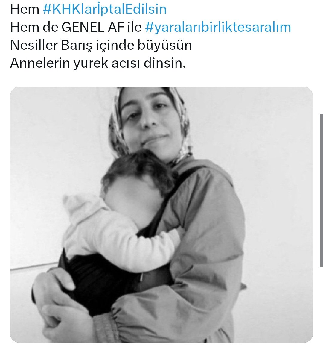 zeynepseya's tweet image. KHK sürecinde hapiste büyüyen çocukların hiçbir suçu yok. Anneler, hastalar, yaşlılar!!!!! Hepsi insan onuruna yakışır bir çözümü hak ediyor. Emir altındaki masum erleri ve harbiyelileri unutma.!!!!!!
#UmudunSesiOl