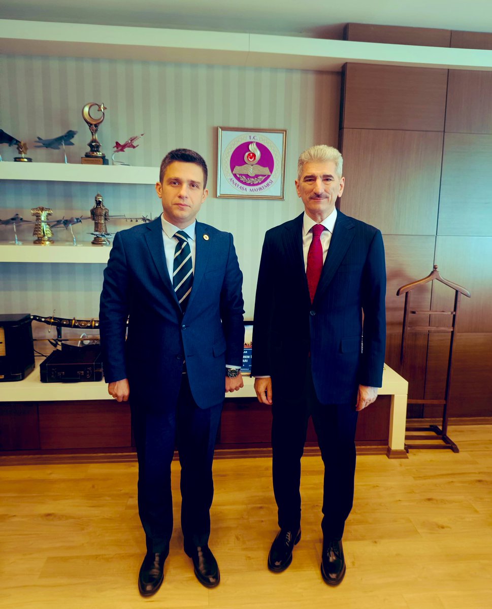 yemrebayrakli's tweet photo. Saygıdeğer meslek büyüğümüz Anayasa Mahkemesi Üyesi Sayın Muhterem İnce’ye nazik kabulleri, ilgi ve alakaları sebebiyle teşekkürlerimi arz ediyorum. https://t.co/Ts4cDxBFv4