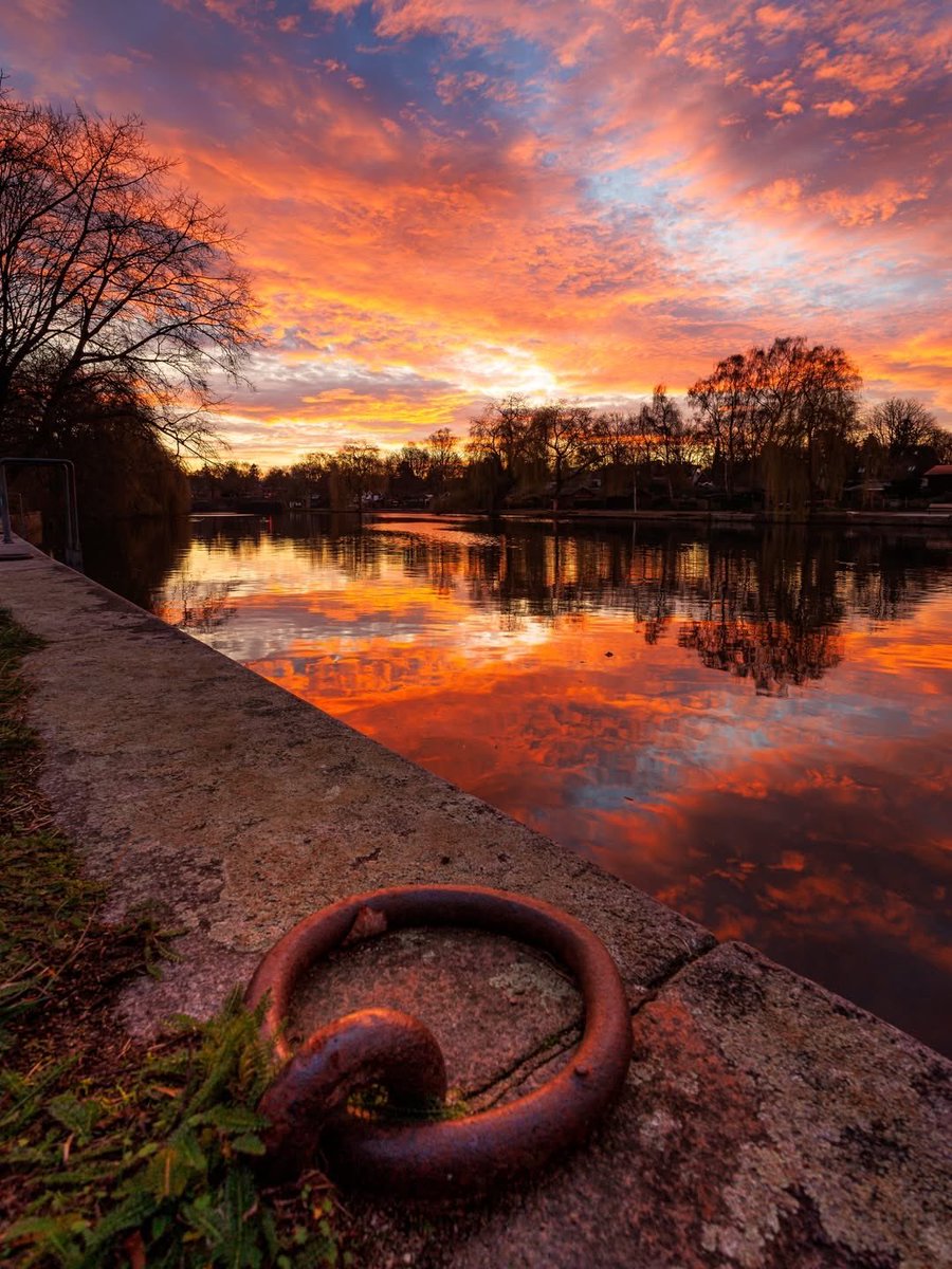 Sunrise in Hamburg, Germany courtesy of a friend with a Leica. 📷

Like a Turner painting.  🎨