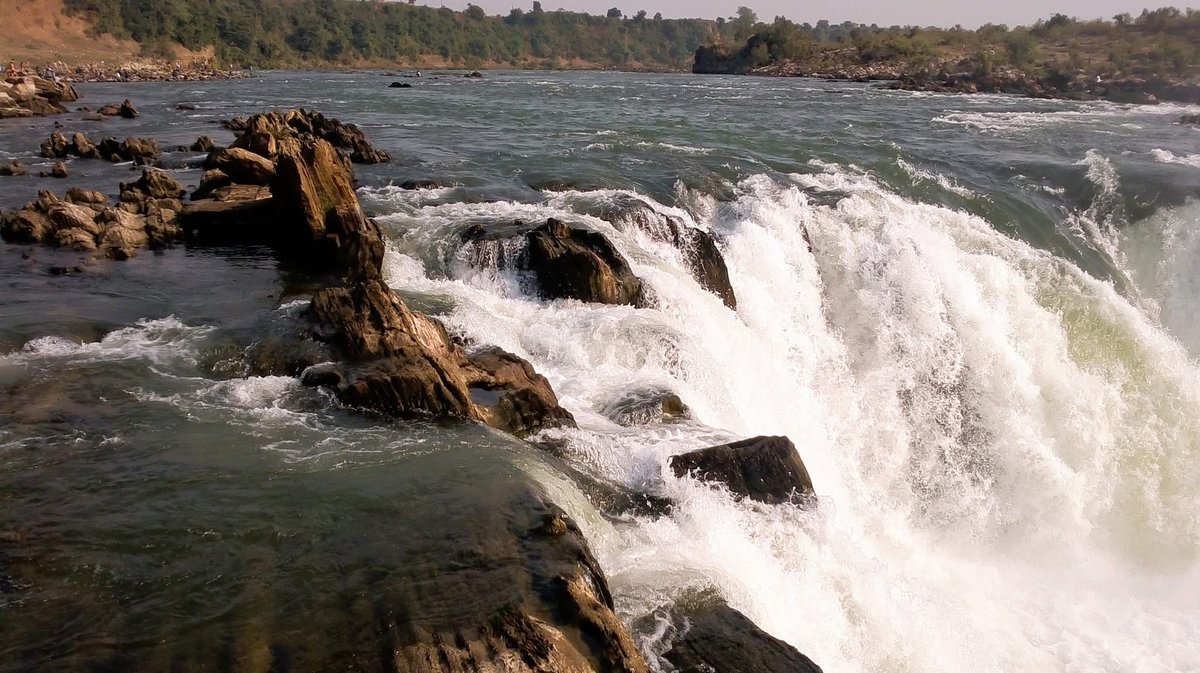 PipalTrips's tweet photo. Dhuandhar Falls, located in Bhedaghat near Jabalpur, Madhya Pradesh, is a spectacular waterfall on the Narmada River. The river plunges through the marble rocks, creating a misty spray that looks like smoke—hence the name “Dhuandhar,” meaning “smoke cascade.” https://t.co/iVN6jIgg2B
