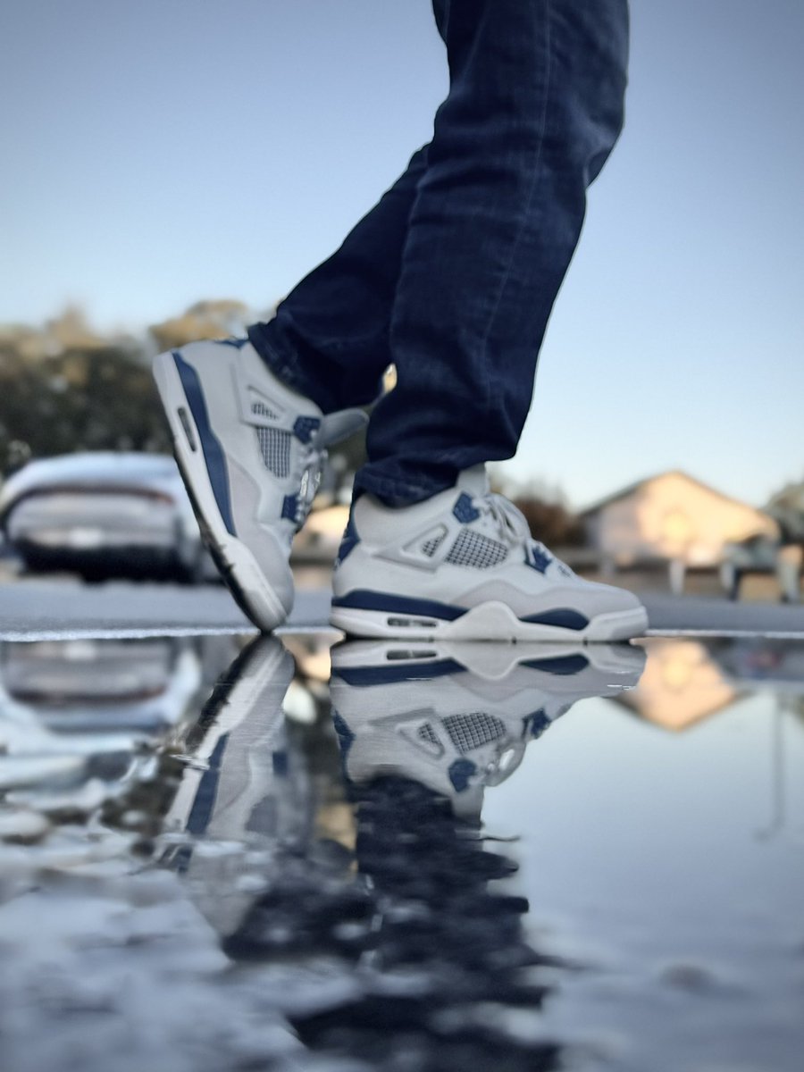 Tried to snag a quick puddle shot on the way into the office this morning, but then looked at it after I got to my desk and it’s outta focus. Ugh. But it’s what I’ve got for the day! 😂 

#kotd #jordan4 #jordan4militaryblue #yoursneakersaredope #wearyourkicks