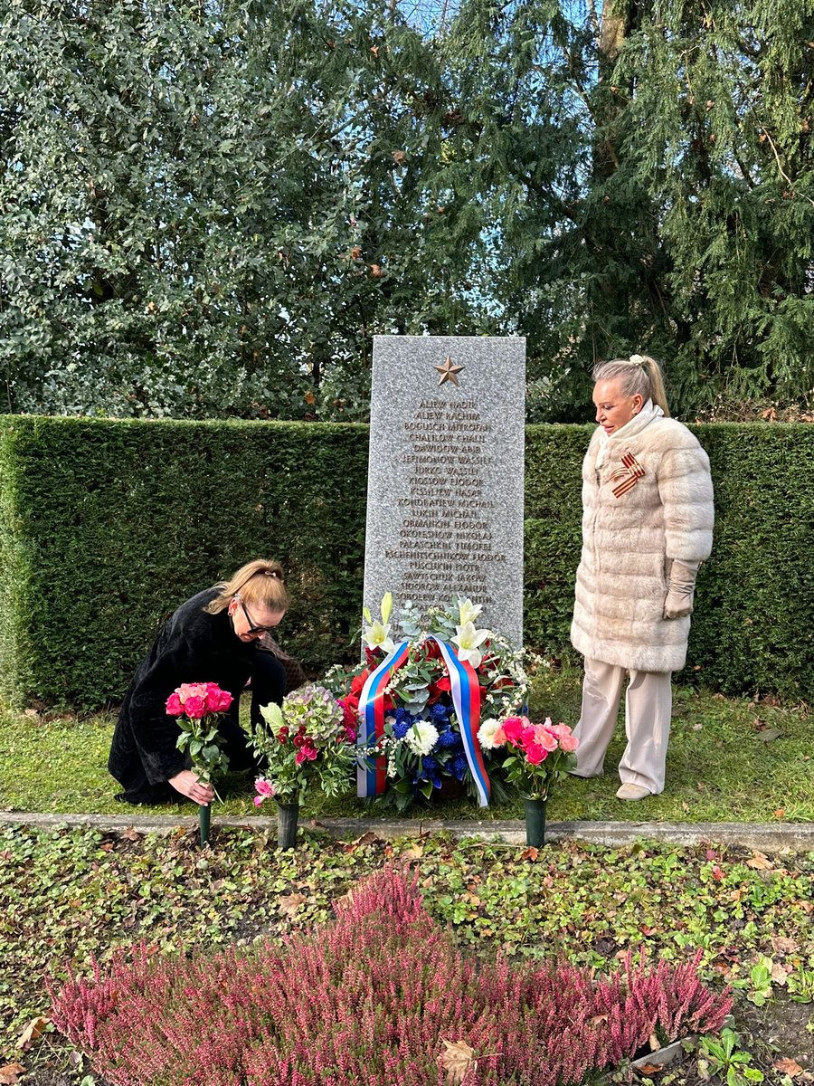 RusEmbSwiss's tweet image. 🕯️ 3 декабря, в День Неизвестного Солдата, военный атташе в Швейцарии В.Э.Голубкин, советник Посольства России в Берне К.А.Луценко и российские военные почтили память советских военнопленных, погребенных в Базеле на мемориальной аллее кладбища Хёрнли.

Вечная память!