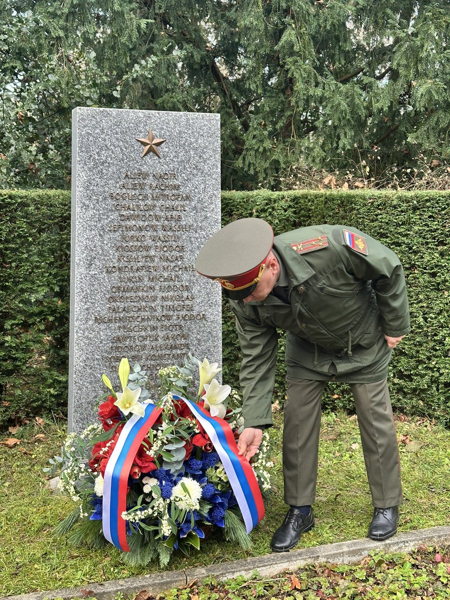 RusEmbSwiss's tweet image. 🕯️ 3 декабря, в День Неизвестного Солдата, военный атташе в Швейцарии В.Э.Голубкин, советник Посольства России в Берне К.А.Луценко и российские военные почтили память советских военнопленных, погребенных в Базеле на мемориальной аллее кладбища Хёрнли.

Вечная память!