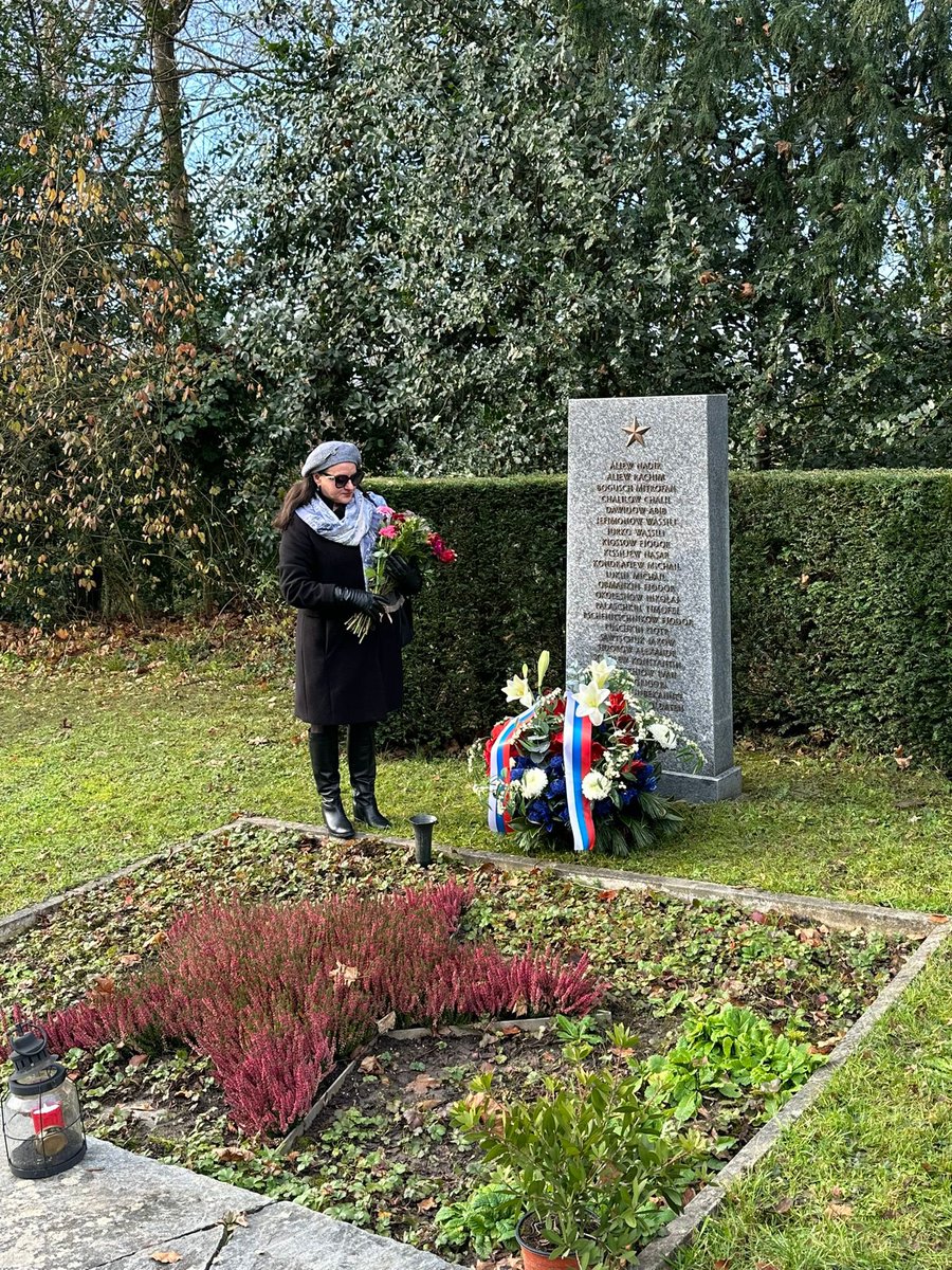 RusEmbSwiss's tweet image. 🕯️ 3 декабря, в День Неизвестного Солдата, военный атташе в Швейцарии В.Э.Голубкин, советник Посольства России в Берне К.А.Луценко и российские военные почтили память советских военнопленных, погребенных в Базеле на мемориальной аллее кладбища Хёрнли.

Вечная память!